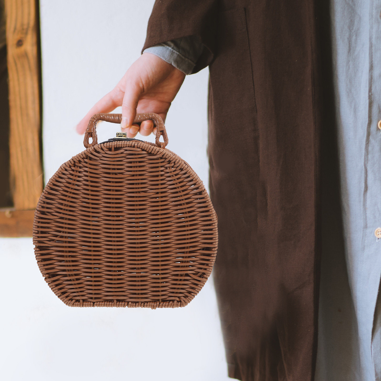 Light Blue Vintage Picnic Bask - огляд і ціна Vintage Lighting Decor